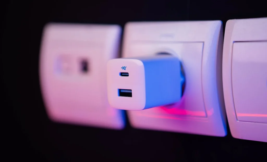 راهنمای خرید شارژ دیواری انکر شهریور 1404