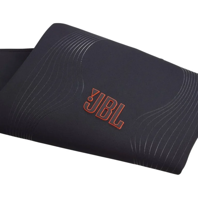 عکس کاور JBL PartyCover Stage 320 مشکی، نمای نزدیک بافت پارچه و نشان JBL