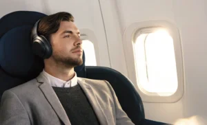 استفاده از هدفون نویز کنسلینگ برای کاهش استرس پرواز