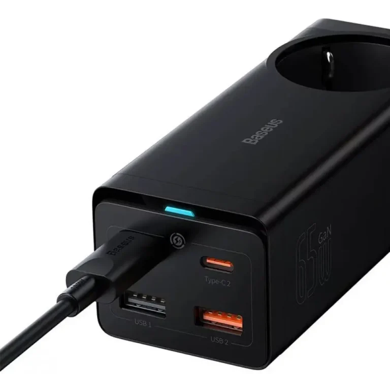عکس شارژر رومیزی Baseus PSZM000901 مشکی، نمای نزدیک درگاه‌ها با کابل USB-C متصل