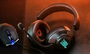 هدست گیمینگ JBL با میکروفون و کابل کنار ماوس