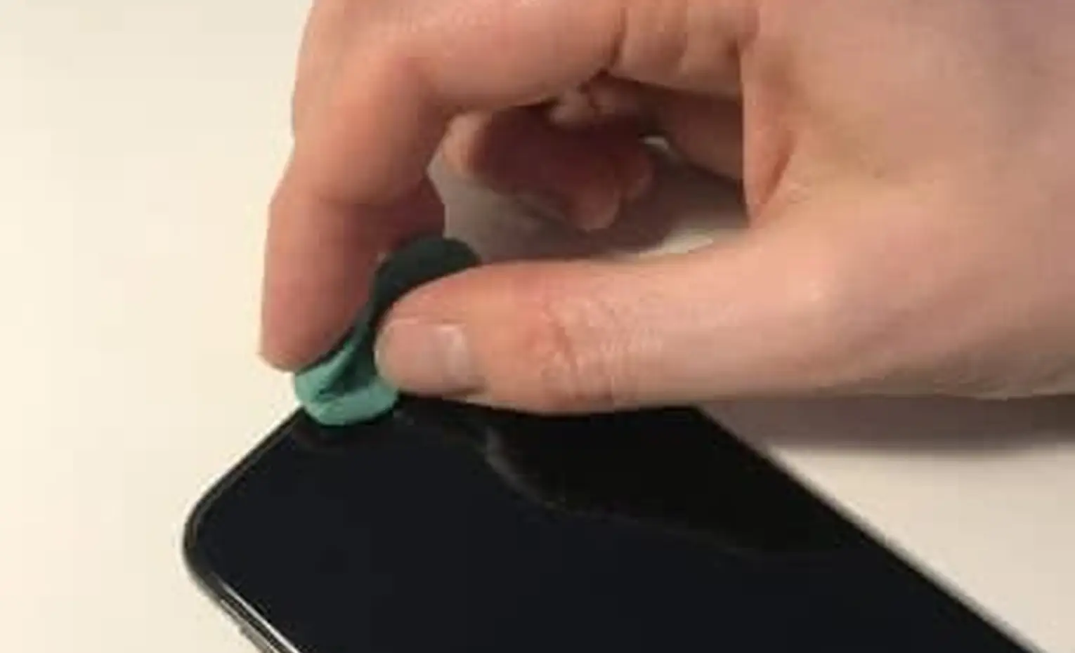 راهنمای تخصصی تمیزکاری اسپیکر آیفون، متدها، پروتکل‌های ایمنی