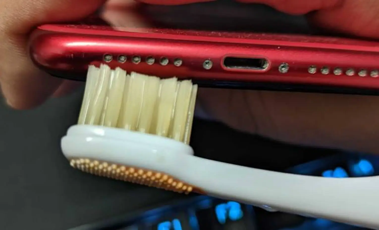 راهنمای تخصصی تمیزکاری اسپیکر آیفون، متدها، پروتکل‌های ایمنی