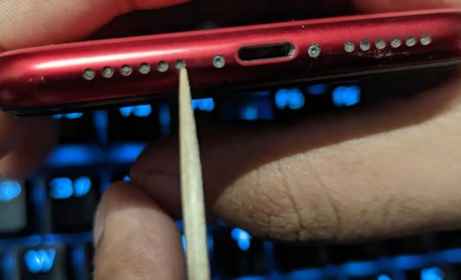 راهنمای تخصصی تمیزکاری اسپیکر آیفون، متدها، پروتکل‌های ایمنی