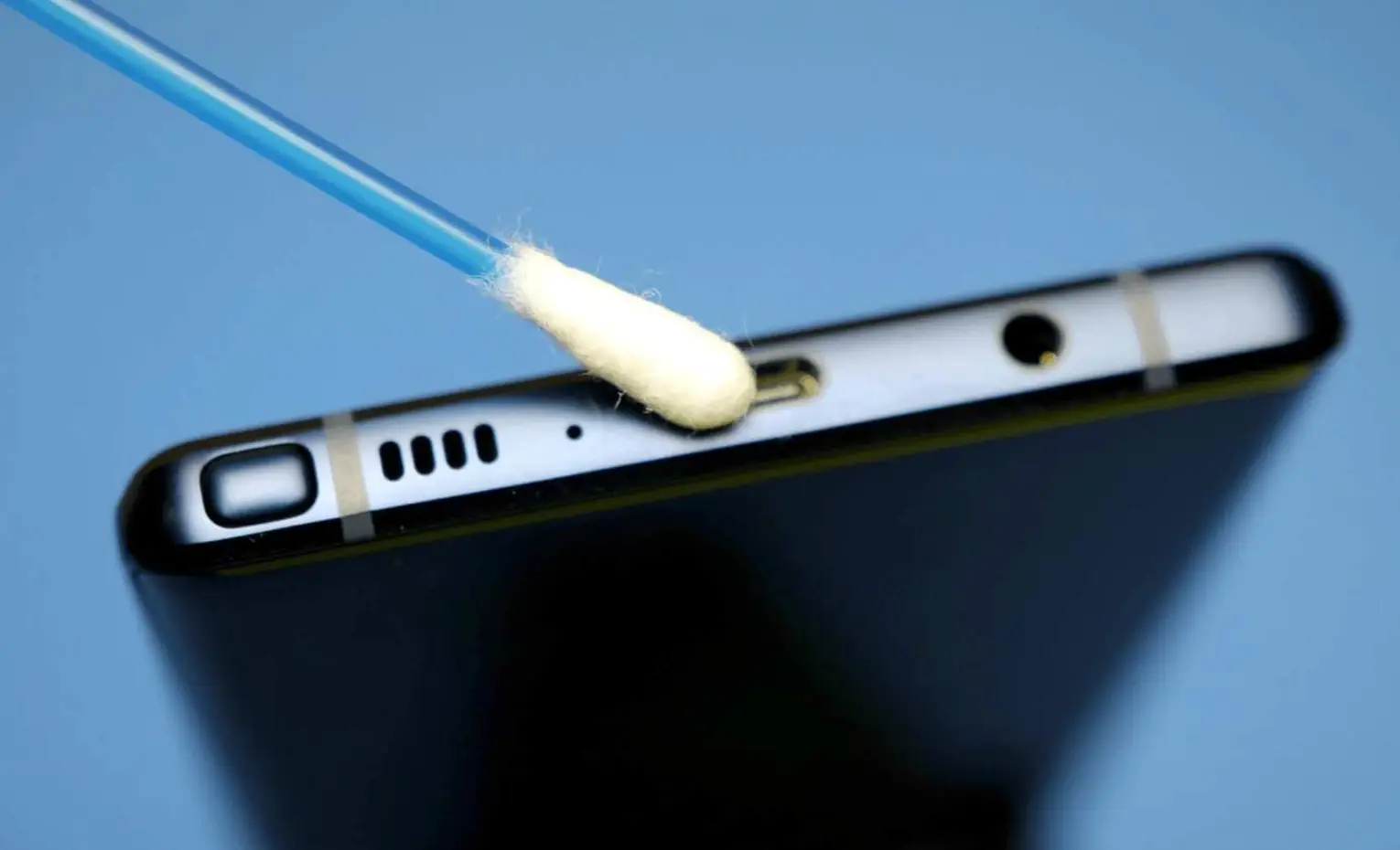 راهنمای تخصصی تمیزکاری اسپیکر آیفون، متدها، پروتکل‌های ایمنی