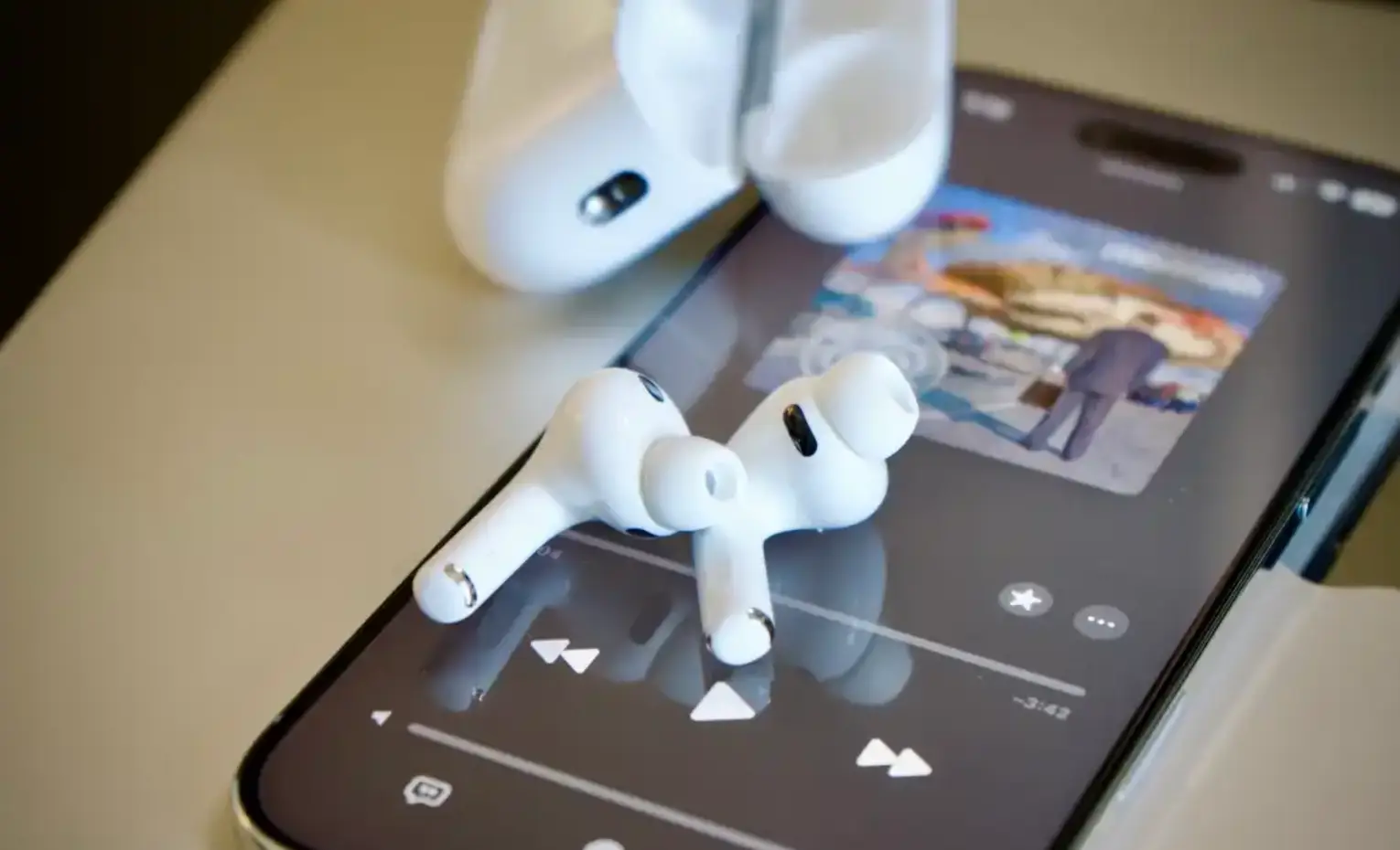 علت برق گرفتن هندزفری چیست؟ - تهران اسپیکر ایربادهای سفید AirPods روی گوشی در حال پخش موسیقی