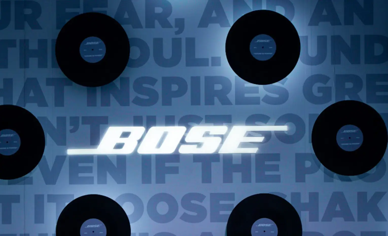 اسپیکر بوز، پایان پلتفرم ابری SoundTouch نشان Bose میان صفحههای گرامافون روی پسزمینه آبی