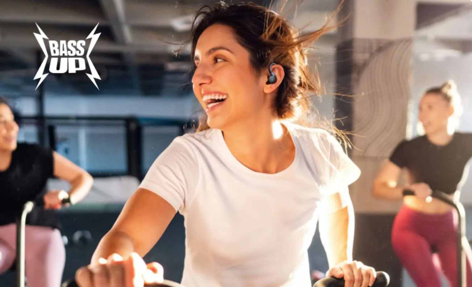 هندزفری انکر Soundcore Sport X20، بررسی برای ورزش و دویدن کاربر با هندزفری Sport X20 هنگام تمرین در باشگاه و نشان BassUp