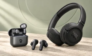 هدفون مشکی JBL کنار هندزفری‌های بی‌سیم و کیس شارژ