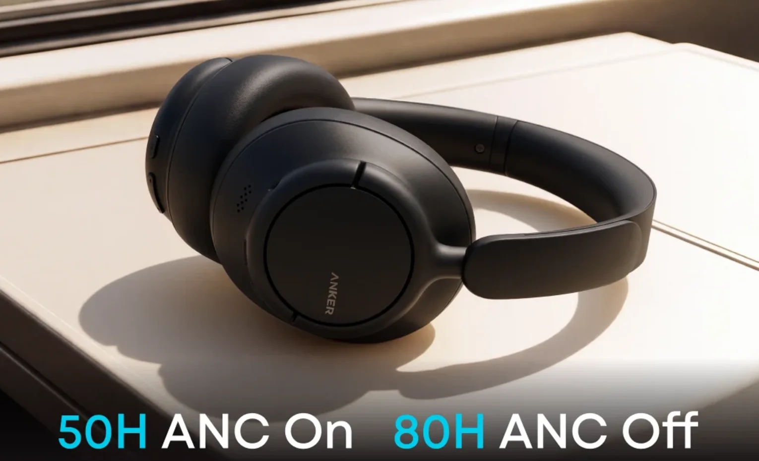 هدفون Anker Q31i؛ امکانات LDAC، باتری و محدودیت اتصال هدفون مشکی Soundcore کنار نوشته شارژدهی ۵۰ ساعت با ANC و ۸۰ ساعت بدون ANC