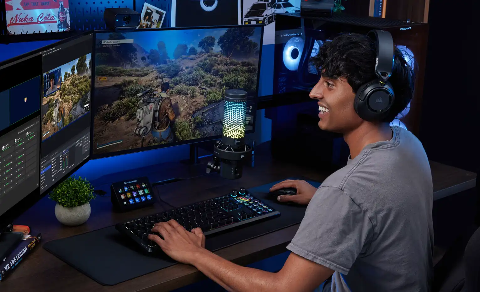 میکروفون کورسیر VOXARA با نمایشگر OLED معرفی شد کاربر پشت میز گیمینگ با میکروفون Corsair VOXARA
