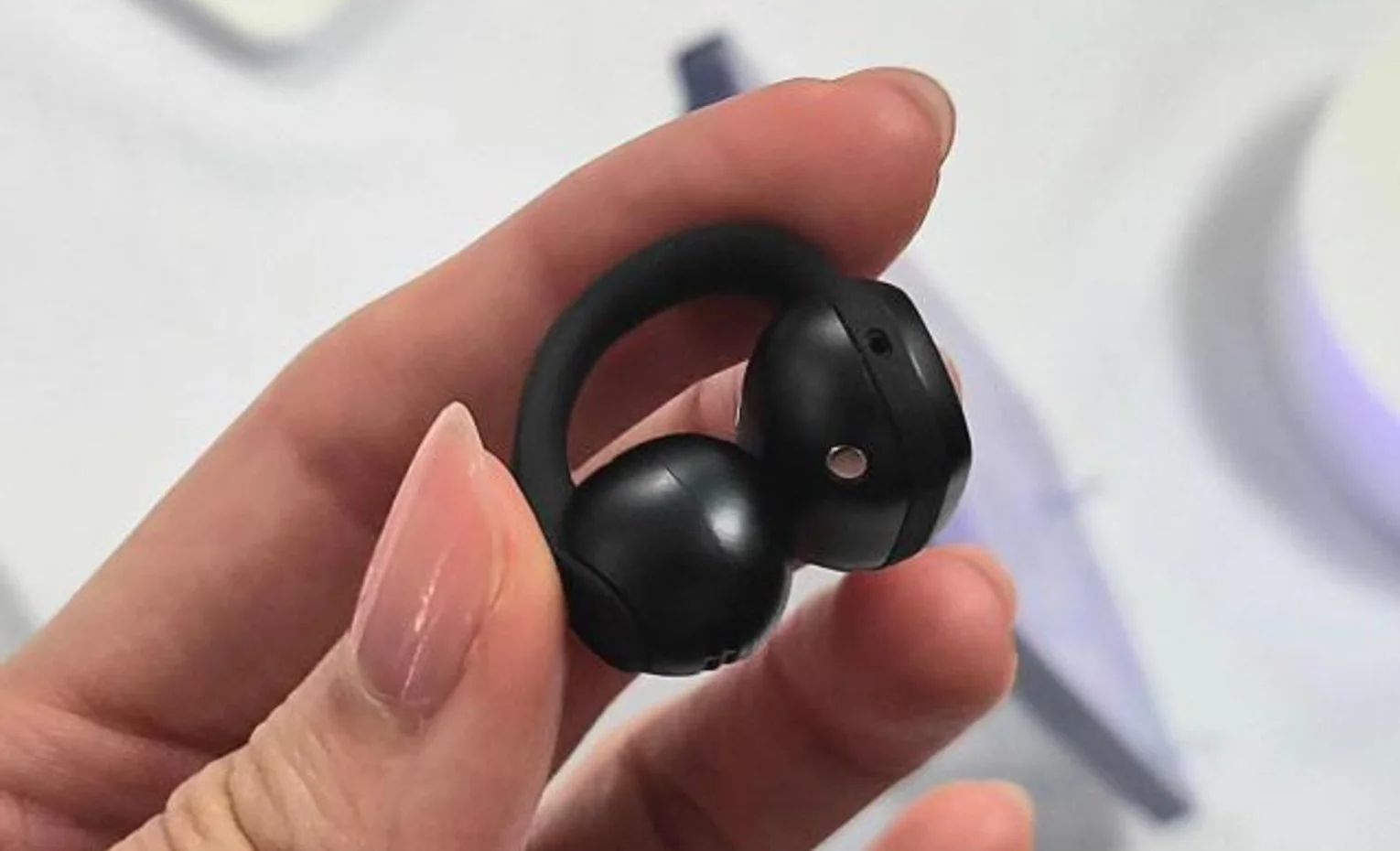 Galaxy Buds On روی گوش چطور میماند؟ تجربه اولیه Galaxy Buds On روی گوش چطور میماند؟ تجربه اولیه