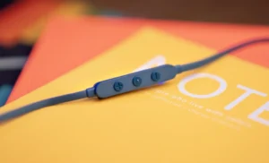 نمای نزدیک کنترل سه‌دکمه‌ای روی کابل هندزفری آبی JBL