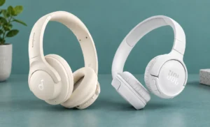 دو هدفون روگوشی روشن Soundcore و JBL کنار یکدیگر